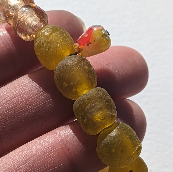 Recycled yellow glass bracelet with lava beads as essential oil diffuser - Picture 6 of 6